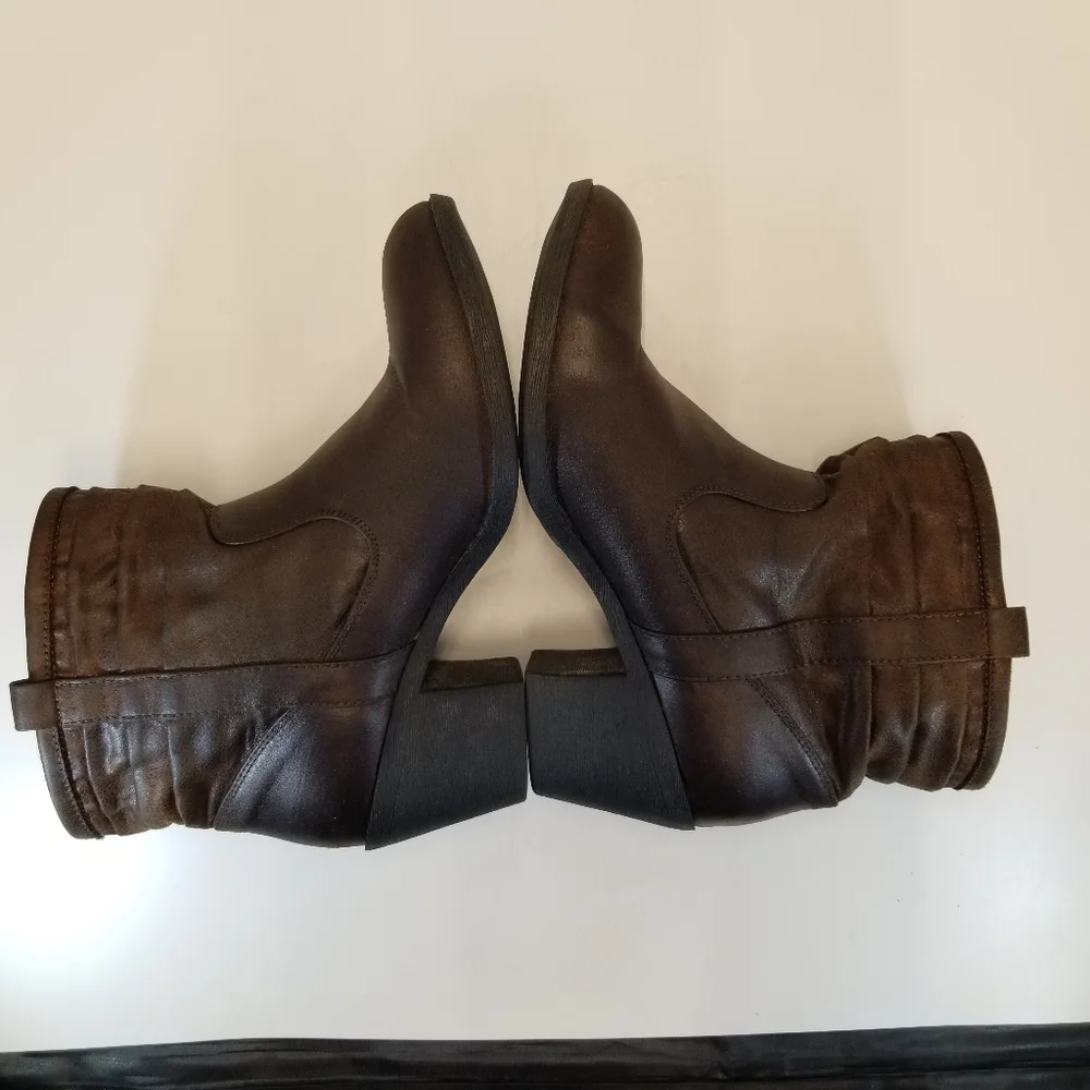 Arizona Jean Co Az Garber Womans Size 8 Brown Faux Leather Pull On Ankle Bootie